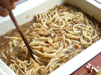 step9: 加入麵條，攪拌開來，繼續煮一下收汁