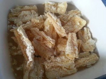 step1: 炸支竹每條剪開4段,用水浸軟後揸乾水份待用