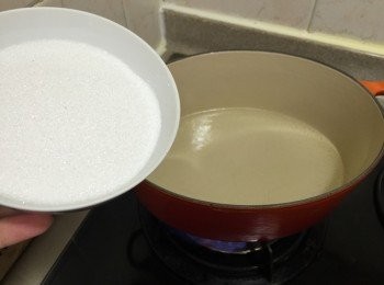 step2: 將水煮滾後，加入糖攪均至溶化待涼