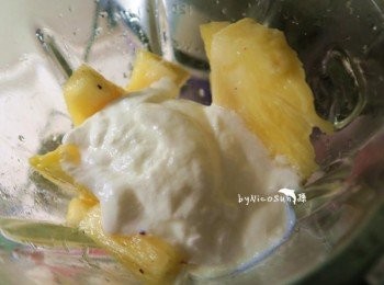 step6: 鳳梨．芒果．優格．橄欖油．鹽巴．少許蜂蜜及１０ＣＣ冰水放入調理機或果汁機打成柔滑狀