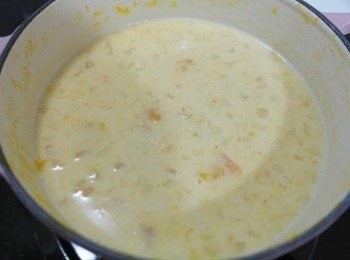 step6: 炒到沒有麵粉狀態時倒入牛奶煮沸後關火!!!
