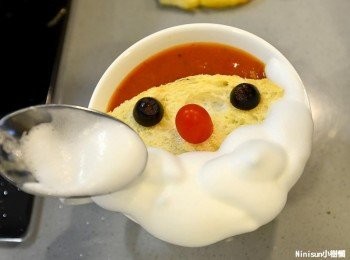 step12: 用湯匙慢慢挖出上層的硬質奶泡慢慢抹置吐司下方布置聖誕老人鬍子造型