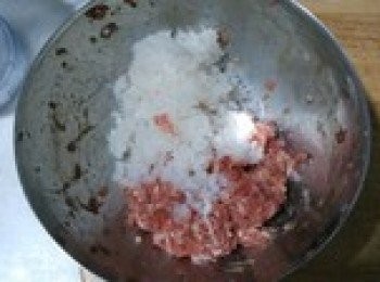 step1: 鮮肉+調料+薑水攪拌至上勁，放多少薑水才好呢？放到不能放為止。因為水也是可以變成湯汁的。先放調料，拌勻後再放薑水，要一點點放，不要一下去倒進去很多哦。最後加入麻油。