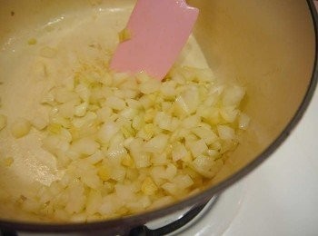 step4: *原鍋繼續拌炒洋蔥大蒜末。至香味出，半熟透。 *將洗淨的米放入鍋內與大蒜，洋蔥拌炒均勻，讓米粒皆裹上味道。