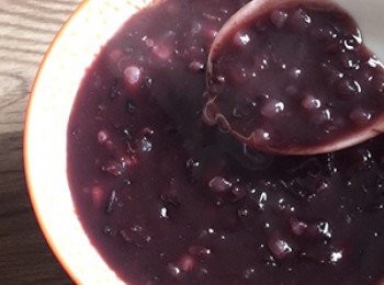 step5: 若紅豆已經鬆軟，外鍋的水可以減為１碗水，再次蒸煮；若紅豆還是不夠熟透，外鍋的水量可以加入１.5碗水。