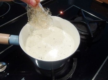 step6: 再將吉利丁片擠乾水份後放入鍋裡攪拌至完全溶化。