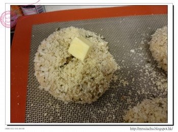 step7: 在麵團上用剪刀剪出十字, 再放一小塊牛油在上面。