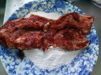 step3: 接著沾地瓜<span class="group_3">粉</span>，將回潮後將多餘<span class="group_3">粉</span>拍掉，用小火煎到熟即可。