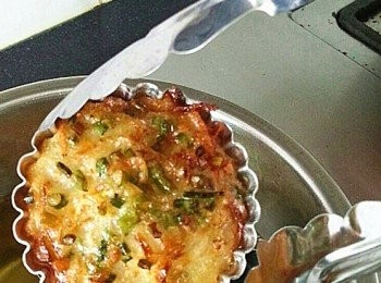 step5: 在模具上勺上一層麵糊,加入先前醃製好的白蘿蔔絲在加一勺麵糊,下鍋油炸,炸至基本定型后,脫模倒出,要炸至兩面金黃哦,兩面金黃即可撈出,如果不能自行脫落可以藉助牙籤或筷子幫忙