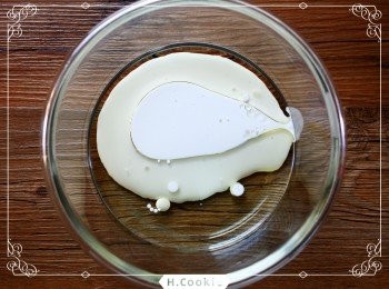 step1: 將葵花油及豆漿倒入攪拌均勻成微乳化狀