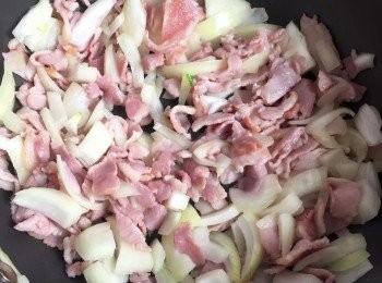 step3: 其間可以先把煙肉和洋蔥炒至軟身，不要下油，因為煙肉自己會出大量油