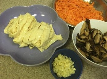 step1: 先將素鴨切條, 紅蘿蔔沖洗後去皮切絲, 冬菇早上浸軟或前一晚浸軟身, 冬菇水留用, 冬菇榨乾水後去蒂切絲備用, (因家中炒豆, 順便加點綠色) 也可以加蔥條, 蒜頭切碎