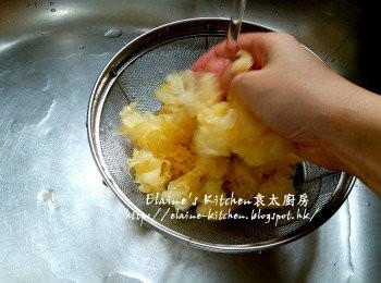 step11: 期間將浸軟的雪耳撕成細塊 , 用水沖一沖洗及瀝乾