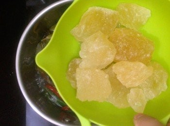 step2: 加入冰糖小火煮溶