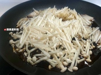 step3: 放入金針菇，轉小火續煮。