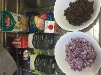 step1: 牛肝菌浸30分鐘切粒（水留下備用），洋蔥切粒