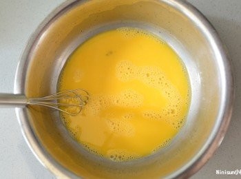 step1: 取一容器將蛋液打勻