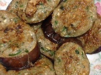 step1: 先將茄子洗淨切成薄片撲上少許生粉備用