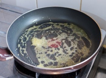 step11: 餡料做法：抹乾淨鍋子，以小火煮溶牛油。