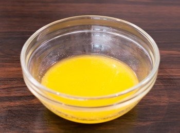 step4: 無鹽牛油加熱溶化成牛油溶液備用（可以微波爐或以明火加熱）。