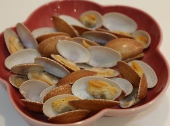 step4: 花甲放在碟上並加入蛋漿 (蛋漿需要過篩)