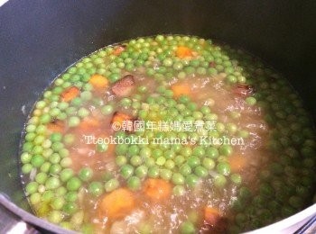 step11: 倒入之前開溶了的雞湯水煲到青豆至諗身後熄火。