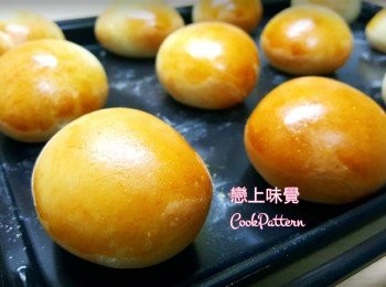 step5: 預熱焗爐，以180度焗10-12分鐘即可。麵包放涼後，在中間切開為兩份備用。