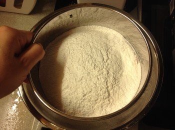 step2: 糯米粉，粘米粉，吉士粉過篩備用