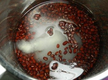 step1: 紅豆先泡6~8小時，放入豆漿機中，加入水與120克的糖，選擇綠豆豆漿功能