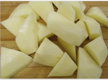 step2: 土豆去皮洗淨，切塊後放入清水中浸泡，胡蘿蔔切塊；姜切片，蔥切段。