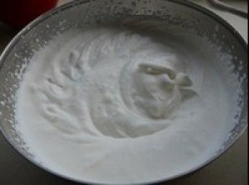 step5: 打至淡奶油已經有明顯的紋路，提起打蛋頭不會低落下來即可。此時淡奶油體積已逐漸膨大，並稠到不能流動，用勺子一刮，出現細滑的表面。這個過程大約在5分鐘以內。 
（圖中又打了2分鐘，這個時候已經很稠了，也比較光滑，其實可以算打發好了，可以再打30秒到1分鐘。）