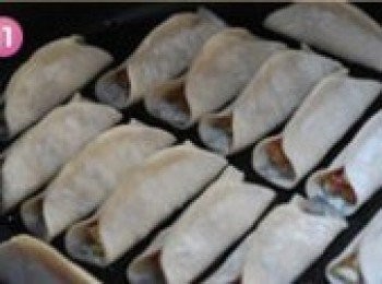 step11: 煎鍋中放入油，小火，碼放好鍋貼胚，小火底部煎出焦底