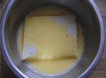 step5: 將吐司完全進入蛋奶液中至充分吸收。