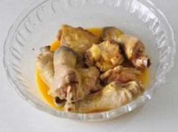 step4: 薯仔碾碎成泥和雞蛋一起打散成糊。雞腿一個個掛上雞蛋土豆糊。