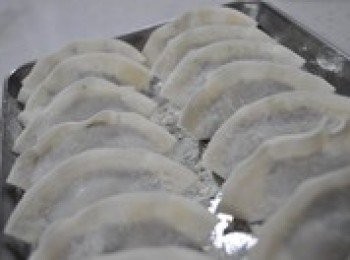 step3: 餃子包好，備盤。再用麵粉和澱粉調好麵粉汁，一定要稀一些，備用