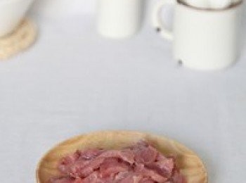 step1: 先把豬肉切薄片。