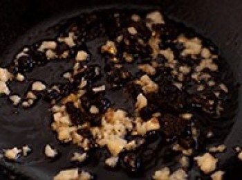 step4: 熱鍋後倒入適量油，然後倒入大蒜和豆豉，翻炒幾下至聞到蒜香味