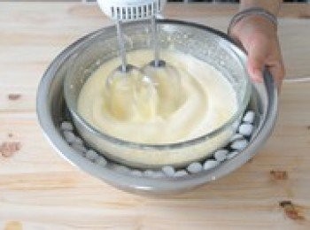 step12: 如圖再次用打發器，打到奶糊有一定的粘稠度（打發混合充分是不會分層，沒有冰沙的關鍵）。