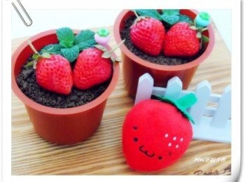 step4: 最後再放上草莓及薄荷葉就完成囉~