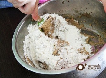 step3: 加入中筯麵粉、泡打粉、小蘇打拌勻