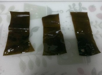 step6: 昆布切成約長12公分、寬6公分的長方形。