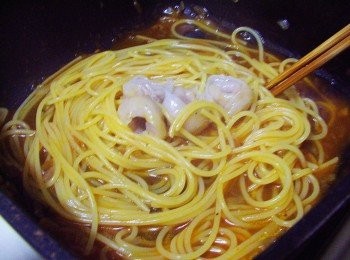 step5: 5.步驟2(約8分熟)時ˊ將義大利麵和魚餃一起撈過來ˊ
和醬汁悶煮入味