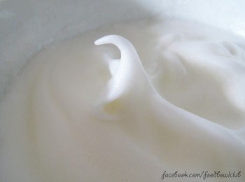 step6: *蛋白 － 将蛋白打至泡沫状，然后分次加入糖粉，持续打发至硬挺即可。