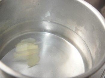 step3: 備一鍋約6分滿水放入薑片煮滾