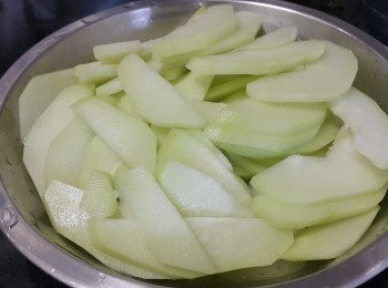 step2: 佛手瓜去皮後切片