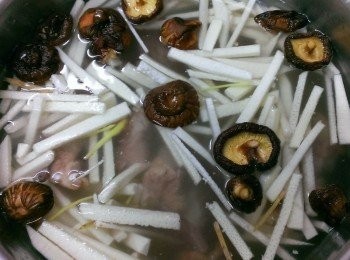 step2: 米和水的比例為 1:7 煮出來的粥是最好吃的~可適個人喜好增減~外鍋一杯水~