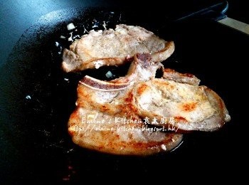 step10: 有骨豬扒放入鑊中 , 先用慢火煎3分鐘