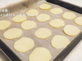 step6: 切好放置烤盤，烤箱預熱至170℃-180℃。烤焙10～15分鐘至金黃色即可。