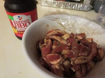 step1: 将挴肉切片，放入烧烤醤和义烧醤拌匀腌过夜。