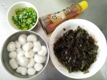 step1: 紫菜【澎湖野生水產】、狗母魚丸【澎湖水產】<span class="group_1">食材</span>全部洗淨、青蔥切珠，備用【澎湖野生水產的產品皆通過政府檢驗及SGS認證，讓大家吃得更安心， 更是五星級飯店主廚指定<span class="group_1">食材</span>，讓大家有實惠價格輕鬆吃到頂級<span class="group_1">食材</span>。 】；